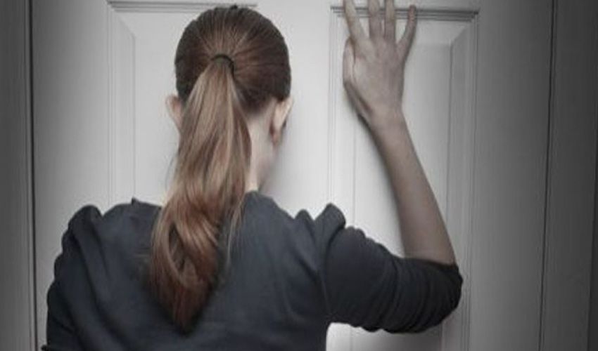 Zaandammer staat voor een voordeur die achter hem toeviel Zaandammer staat voor een voordeur die achter hem toeviel